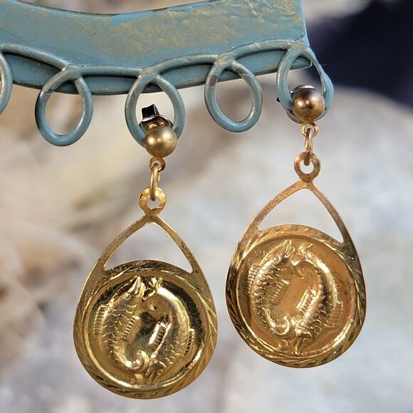 Vintage 1980s Gold Tone Pisces Zodiac Dangle Earrings Astrology Retro Jewelry - Picture 1 of 8
